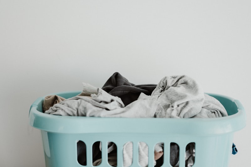 Laundry pickup basket